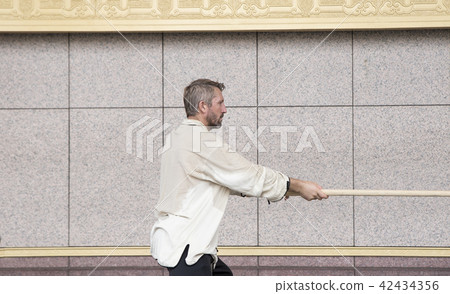 舞動太極棍的西方人 42434356