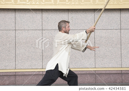 舞動太極棍的西方人 42434381