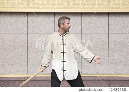 舞動太極棍的西方人 42434386