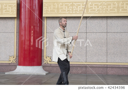 舞動太極棍的西方人 42434396