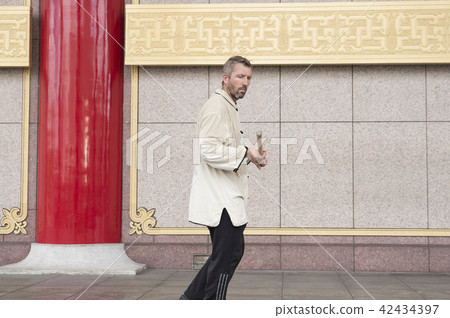 舞動太極棍的西方人 舞動太極棍的西方人 42434397