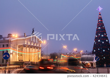 Traffic on the road area on which the city tree Traffic on the road area on which the city tree 42434641