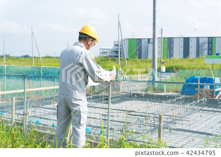 Businessman / housing foundation construction with drawing Businessman / housing foundation construction with drawing 42434795