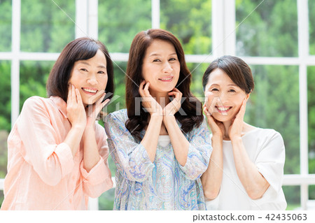 Middle women 42435063