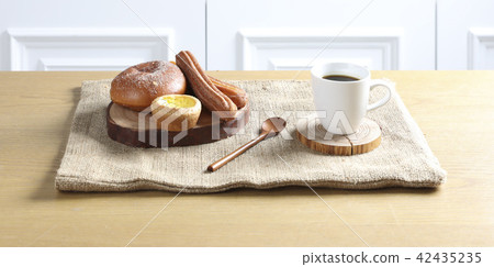 早餐準備了美味的麵包 早餐準備了美味的麵包 42435235