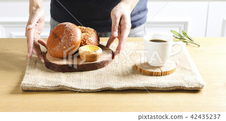 早餐準備了美味的麵包 早餐準備了美味的麵包 42435237