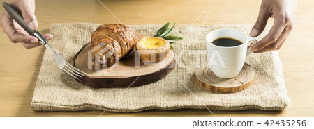 Breakfast prepared with delicious bread Breakfast prepared with delicious bread 42435256