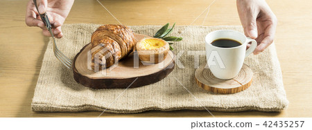 早餐準備了美味的麵包 早餐準備了美味的麵包 42435257