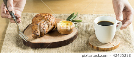 Breakfast prepared with delicious bread Breakfast prepared with delicious bread 42435258