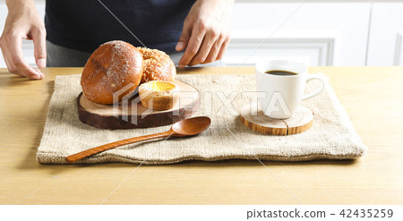 早餐準備了美味的麵包 早餐準備了美味的麵包 42435259