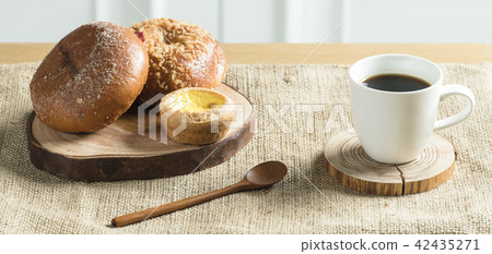 Breakfast prepared with delicious bread 42435271