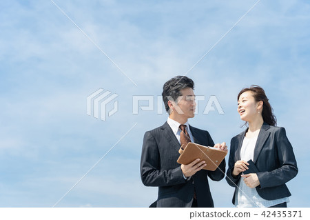 Boss and senior executives and young employees male employees and female employees business people business scenes office scenes 42435371