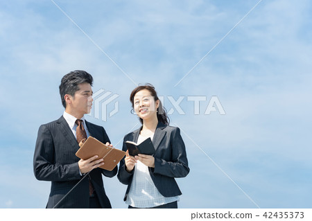 Boss and senior executives and young employees male employees and female employees business people business scenes office scenes 42435373