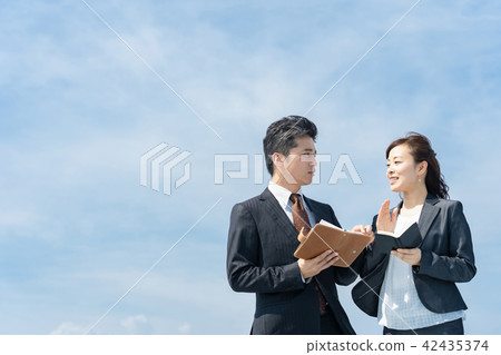 Boss and senior executives and young employees male employees and female employees business people business scenes office scenes 42435374