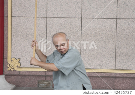 修習太極棍的武術家 42435727