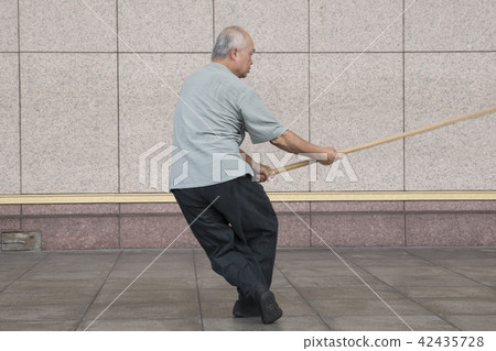 修習太極棍的武術家 修習太極棍的武術家 42435728
