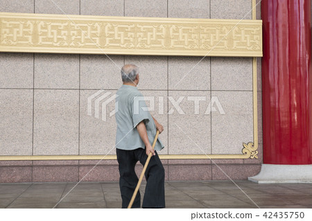 修習太極棍的武術家 修習太極棍的武術家 42435750