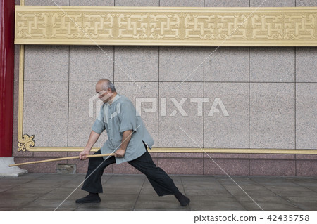 修習太極棍的武術家 修習太極棍的武術家 42435758