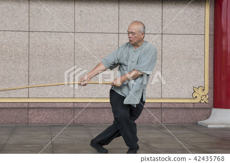 修習太極棍的武術家 修習太極棍的武術家 42435768