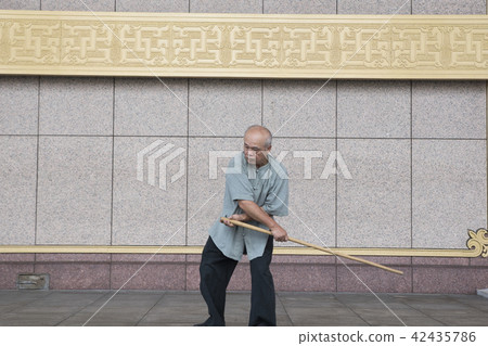 修習太極棍的武術家 42435786