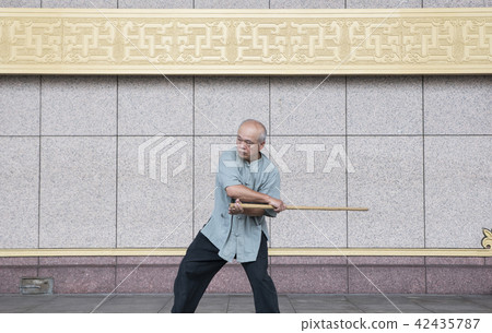 修習太極棍的武術家 42435787