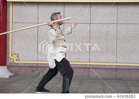 舞動太極棍的西方人 42436261
