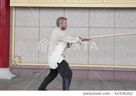 舞動太極棍的西方人 42436262