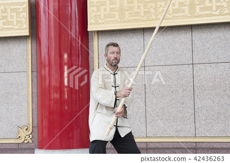 舞動太極棍的西方人 舞動太極棍的西方人 42436263