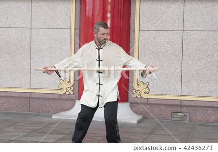舞動太極棍的西方人 42436271