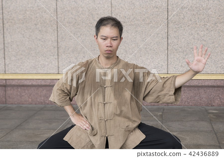 修習太極拳的武術家 修習太極拳的武術家 42436889