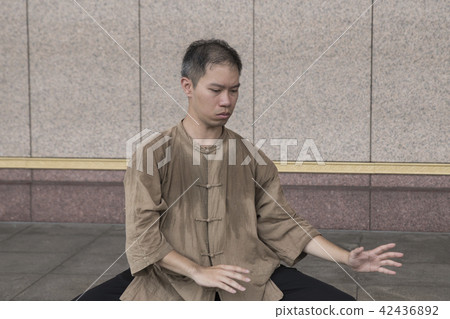 修習太極拳的武術家 修習太極拳的武術家 42436892