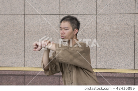 修習太極拳的武術家 修習太極拳的武術家 42436899