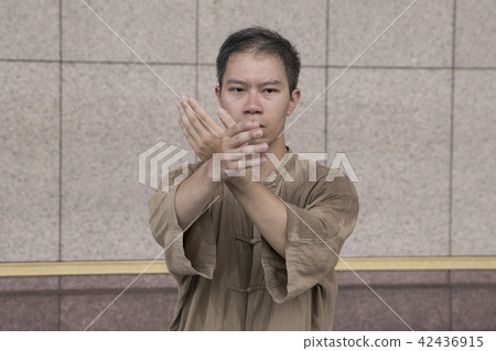 修習太極拳的武術家 修習太極拳的武術家 42436915