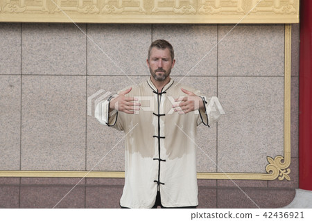 修習太極拳的武術家 修習太極拳的武術家 42436921