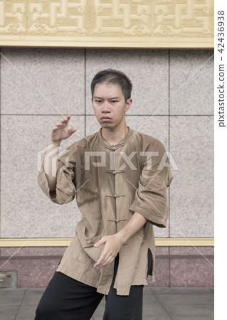 修習太極拳的武術家 42436938
