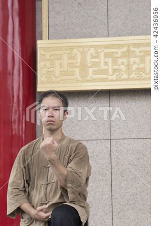 修習太極拳的武術家 修習太極拳的武術家 42436956