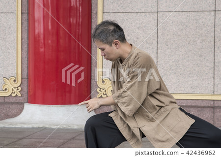 修習太極拳的武術家 42436962