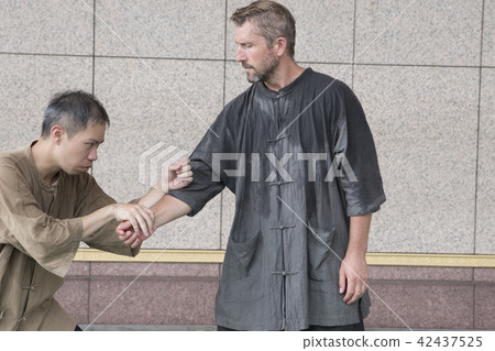 Double practice Tai Chi Double practice Tai Chi 42437525