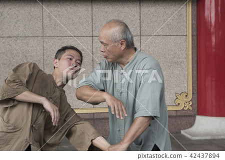 師父與徒弟的武術教學演練 42437894