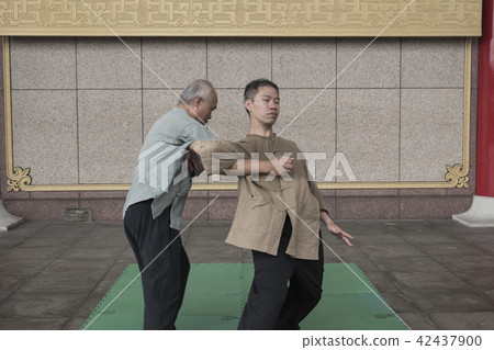 師父與徒弟的武術教學演練 42437900