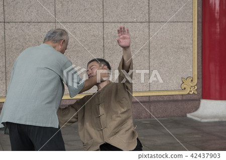 師父與徒弟的武術教學演練 42437903