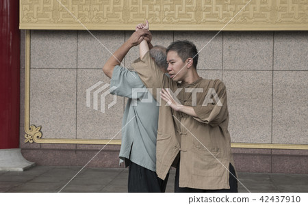 師父與徒弟的武術教學演練 師父與徒弟的武術教學演練 42437910