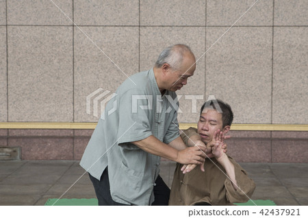 師父與徒弟的武術教學演練 42437921