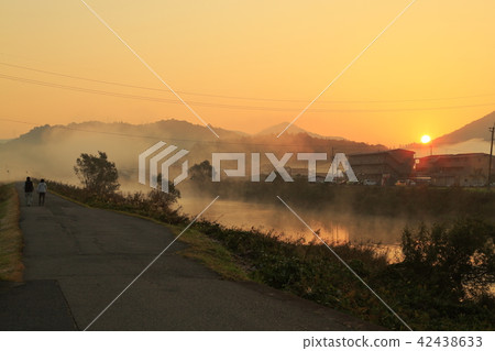 一大早就走在日出和河的路上 42438633