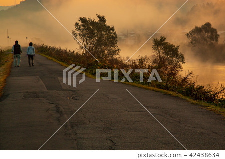一大早就走在日出和河的路上 42438634