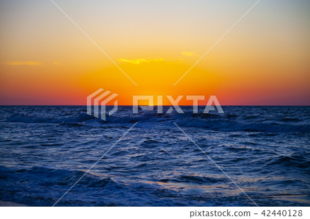 Beautiful sea at sunset Beautiful sea at sunset 42440128