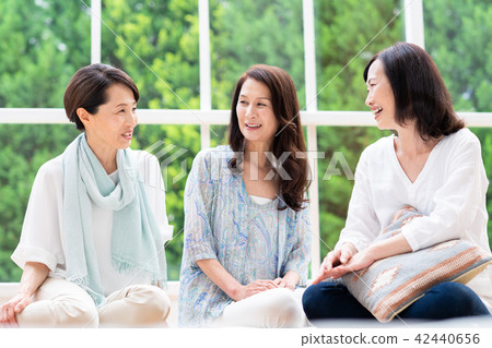 Middle women 42440656