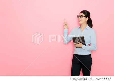 businesswoman holding a digital tablet 42443352