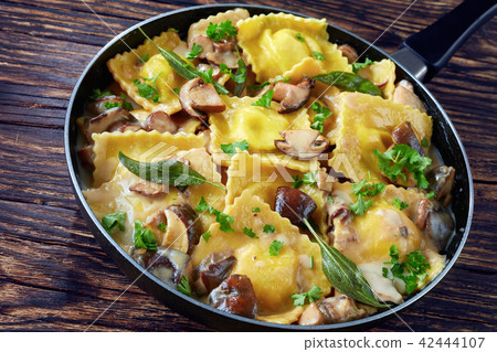 ravioli in creamy garlic mushrooms sauce ravioli in creamy garlic mushrooms sauce 42444107