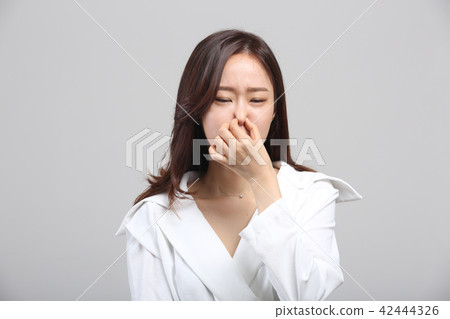 東方的年輕女子，美容的面部表情，細塵，氣味，冷，臭，鼻子冷 42444326